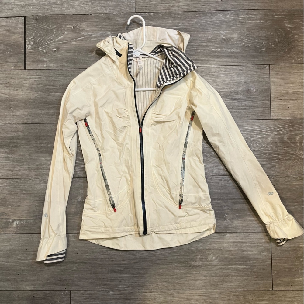 Lululemon size 4 rain jacket great condition